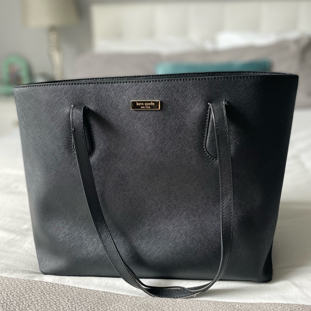 Kate spade laptop handbag in mint condition. Has wear and tear on handle straps